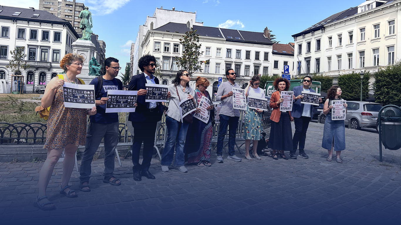 تجمع تضامني في بروكسل للمطالبة بإطلاق سراح المعتقلين من المدافعين والمدافعات عن حقوق الإنسان في منطقة الشرق الأوسط وشمال أفريقيا humena website الوقفة